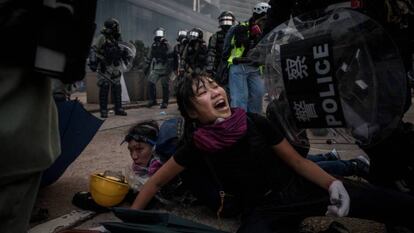 Una manifestante, durante su arresto, este domingo en Hong Kong.
