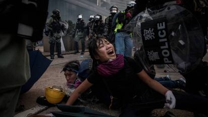 Una manifestante, durante su arresto, este domingo en Hong Kong. 