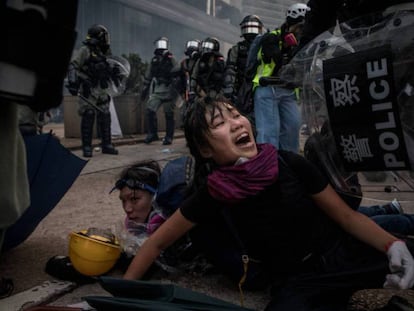 Una manifestante, durante su arresto, este domingo en Hong Kong. 