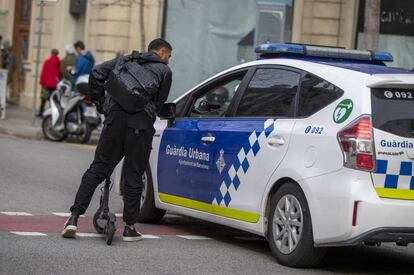 Un agente de la Guarida Urbana amonesta a un hombre con patiente. 