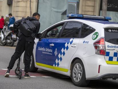 Un agente de la Guarida Urbana amonesta a un hombre con patiente. 