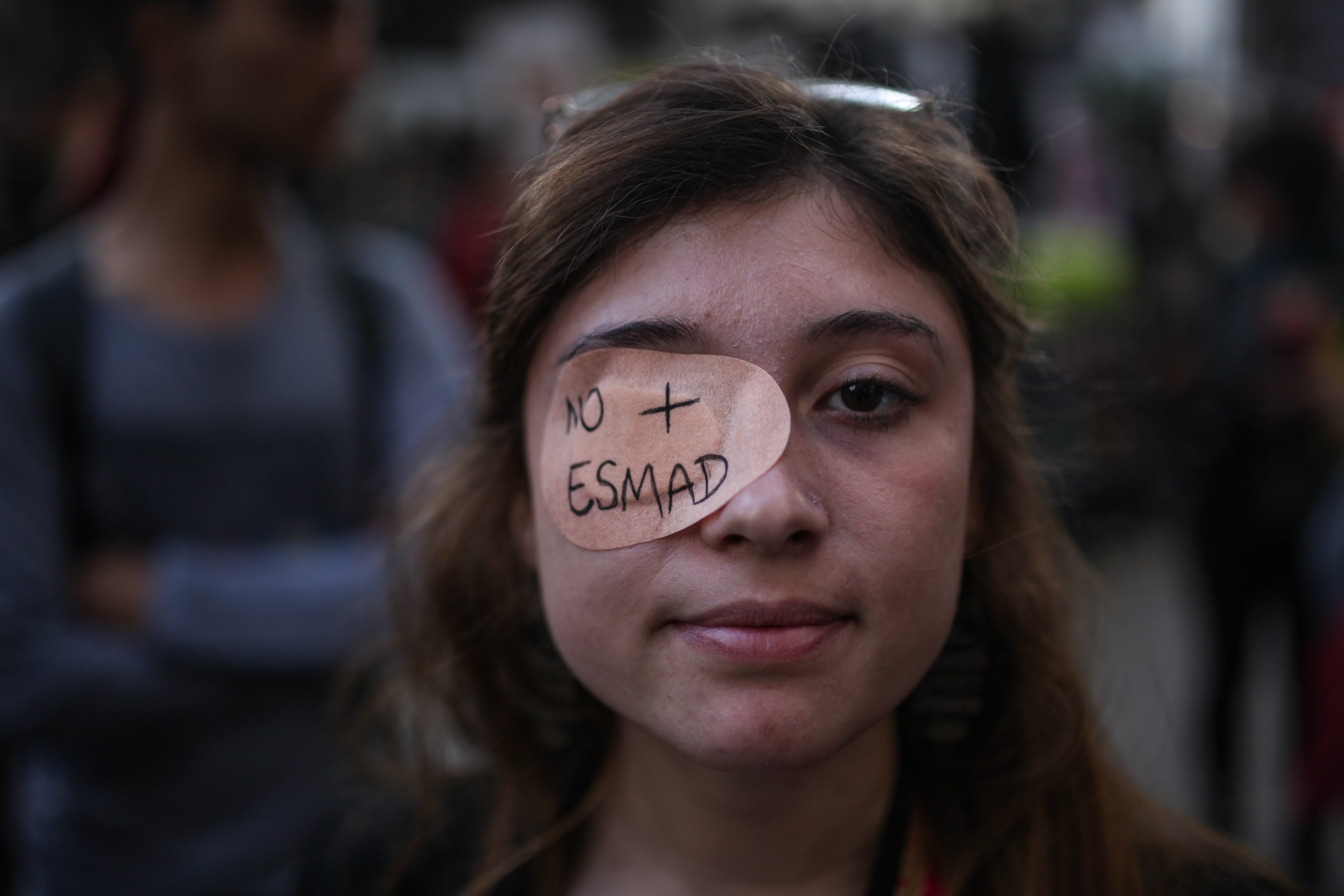 Una manifestante asiste a un memorial por Dylan Cruz, quien murió tras ser alcanzado por un proyectil del ESMAD durante una protesta contra el gobierno de Iván Duque, en 2019. 