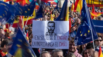 Manifestantes al acto convocado este domingo en Madrid por el PP para protestar por la amnistía.