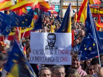 Manifestantes al acto convocado este domingo en Madrid por el PP para protestar por la amnistía.