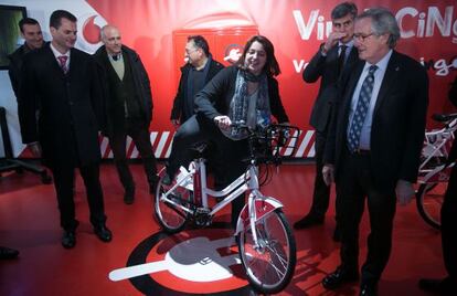 Sònia Recasens, teniente de alcalde, prueba una bicicleta eléctrica.