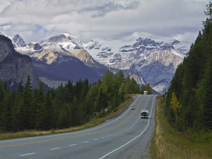 La Trans-Canada Highway recorre 7.800 kilómetros desde St. John’s, en Terranova, hasta Victoria, en la Columbia Británica, atravesando algunos de los principales destinos del país: el Gros Morne National Park, la isla de Cape Breton, los parques nacionales de Banff y Yoho, además de ciudades como Quebec, Monreal, Ottawa, Calgary y Vancouver. Técnicamente es una combinación de carreteras provinciales y muchos de los mejores rincones requieren desviarse de la vía principal, pero merece la pena. El punto de inicio, St.John’s, es la ciudad más antigua de Canadá. El tramo final, tras atravesar las inmensas praderas, nos sorprende con un espectacular cambio de paisaje, los mejores parques nacionales y el espectacular cañón del río Fraser, desde el que sólo hay un breve paseo hasta Vancouver y el 'ferry' que conduce a Victoria. Muchos inmortalizan la llegada haciéndose una foto junto al letrero de la milla 0. Se suele tardar más de un mes en conducir de costa a costa.