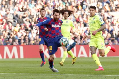 Messi dispara hacia la portería del Getafe. 