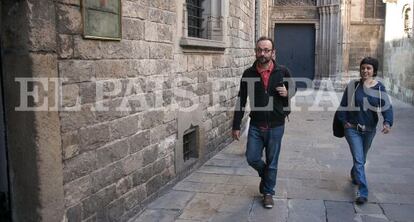 Salellas i Gabriel entren al Palau de la Generalitat per darrere.