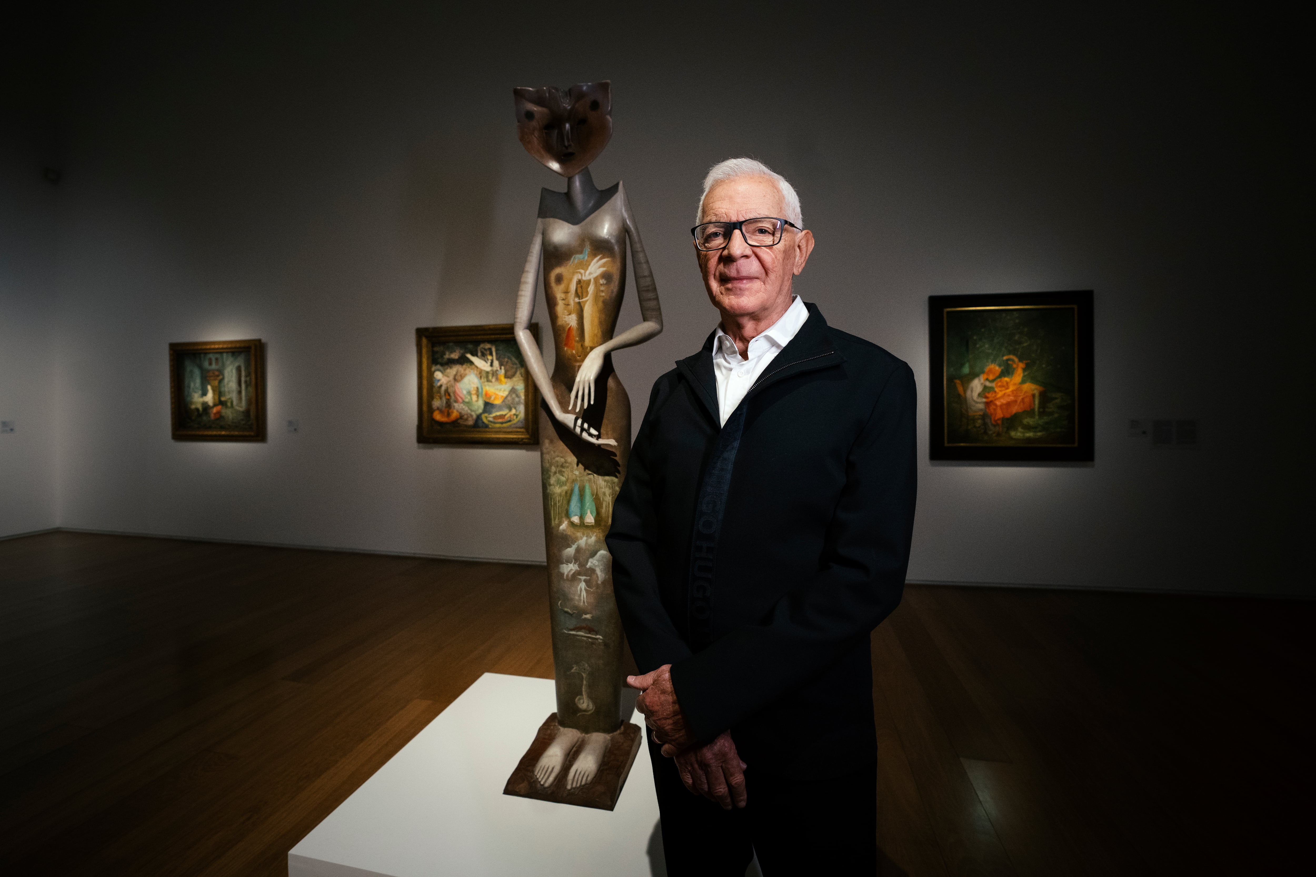 Costantini junto a la escultura de Leonora Carrington 'La Grande Dame'