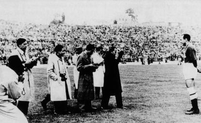 Isidro L&aacute;ngara, antes de jugar contra el Madrid en 1946.