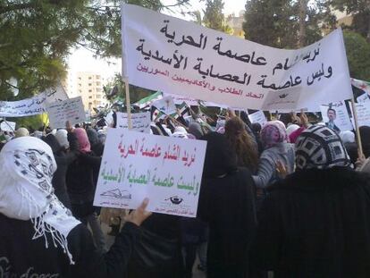 Manifestantes opositores al régimen en Homs.