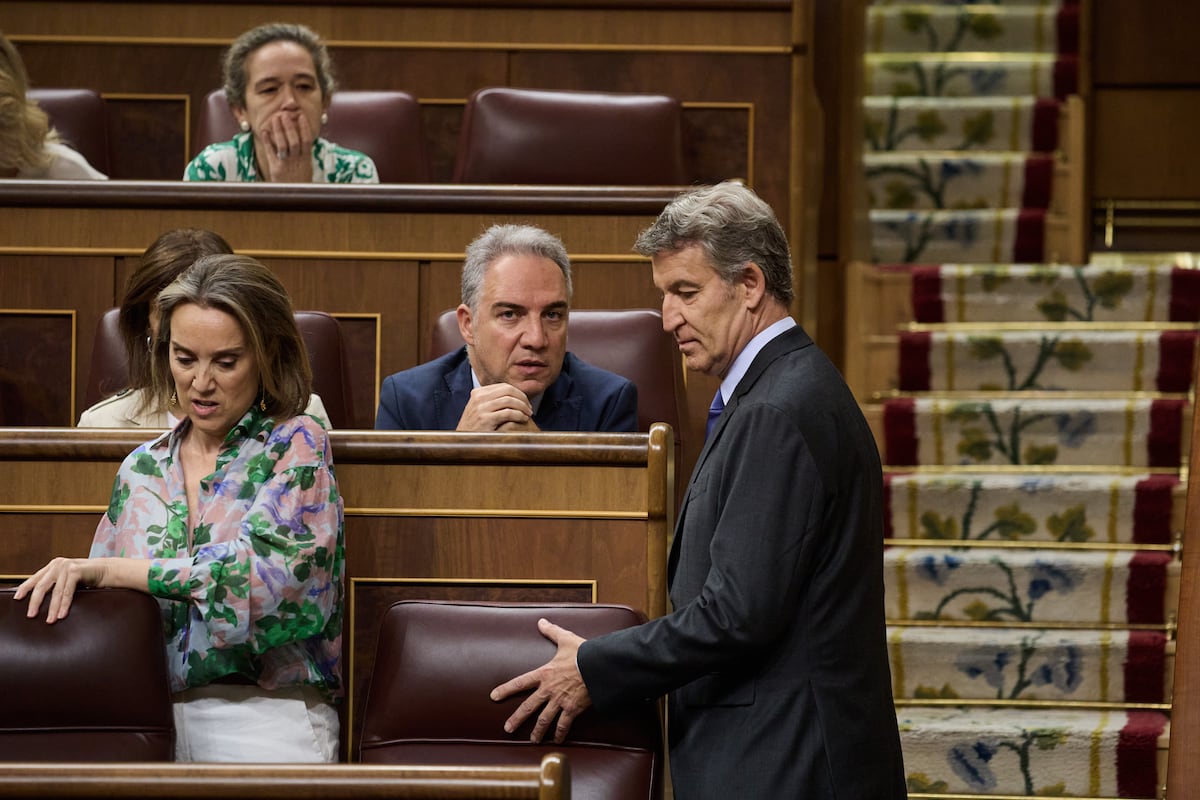 Feijóo se reúne con Abascal en el Congreso tras la...