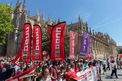 Movilización convocada por los sindicatos UGT y CCOO en Sevilla con motivo del Primero de Mayo, en 2019.