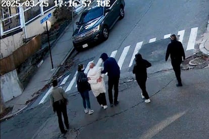 Rumeysa Ozturk es detenida el pasado 26 de marzo en Sommerville, Massachusetts. (AP Photo)
