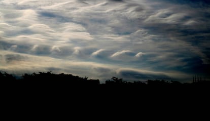 La inestabilidad de Kelvin-Helmholtz da lugar a estas nubes con forma de olas y patrones repetidos, cuando la capas de aire tienen diferente densidad y se mueven a distintas velocidad.