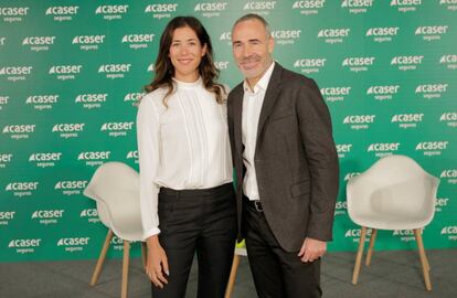 Muguruza y Corretja posan antes del acto en la sede de Caser en Madrid.