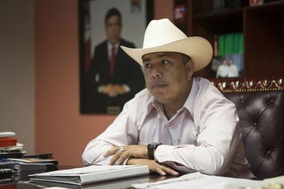 O prefeito de Badiraguato, Mario Alfonso Valenzuela, em seu gabinete.