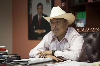 Mario Alfonso Valenzuela, alcalde de Badiraguato en su oficina.