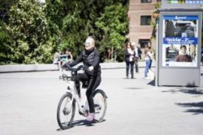 La aspirante del PP a la Comunidad, Cristina Cifuentes, da un paseo en bicicleta por el parque de Madrid Rio en la jornada de reflexión.