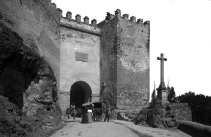Puerta de San Ciprián (Segovia). Otra institución que adquirió parte del fondo de la Fototipia Thomas fue, en 1975, el Institut d'Estudis Fotogràfics de Catalunya.