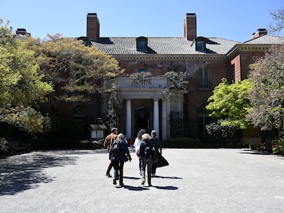 Un grupo de visitantes a las puertas de la mansión Filoli, sede de la reunión entre el presidente de EE UU, Joe Biden, y su homólogo chino, Xi Jinping.