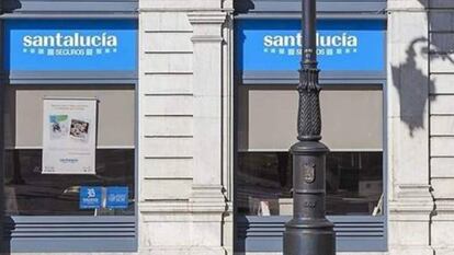 Un a sucursal de Santalucía Seguros.