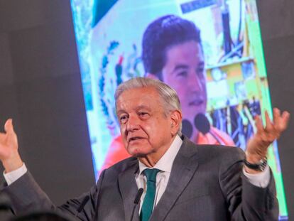 Andrés Manuel López Obrador, frente a la proyección de una imagen de Samuel García, durante su conferencia matutina de este lunes.