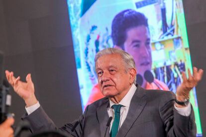 Andrés Manuel López Obrador, frente a la proyección de una imagen de Samuel García, durante su conferencia matutina de este lunes.