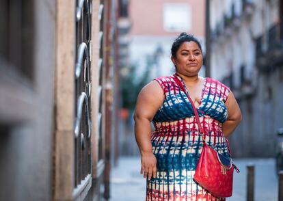 Jeni Riofrío, en el barrio madrileño donde reside, cuenta los días que restan para que se agote el alquiler del piso en donde vive con su hija de 16 años. Es una de las mujeres que espera poder acceder al ingreso mínimo vital.