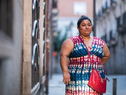 Jeni Riofrío, en el barrio madrileño donde reside, cuenta los días que restan para que se agote el alquiler del piso en donde vive con su hija de 16 años. Es una de las mujeres que espera poder acceder al ingreso mínimo vital.