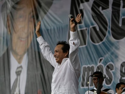 El cantante y compositor colombiano Diomedes Díaz saluda al público tras una actuación en Valledupar, en mayo de 2009.