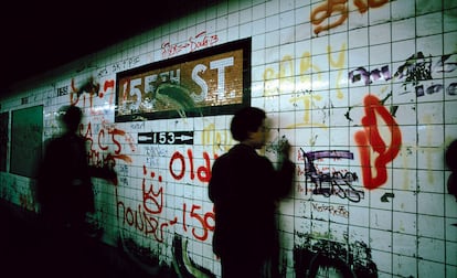 "Durante los siguientes nueve días disparé 100 rollos de Kodachrome (3000 fotos). Los chicos me acompañaron para que viera sus grafitis y los de otros y me enseñaron cómo trabajaban con rotuladores <i>magic maker</i> y pintura en espray".