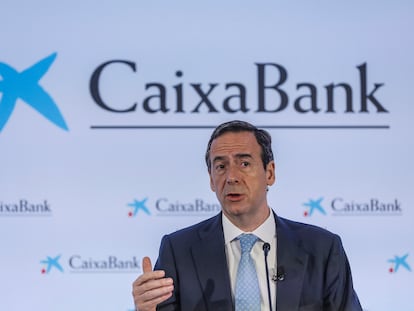 El consejero delegado de CaixaBank, Gonzalo Gortázar durante una rueda de prensa para presentar los resultados del primer trimestre de 2021.