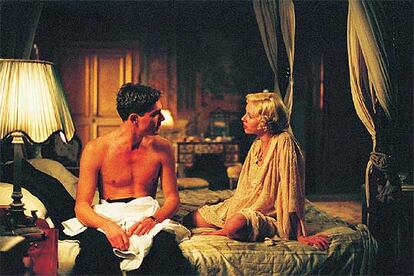 Mark Umbers y Scarlett Johansson, en <i>A good woman. <i>