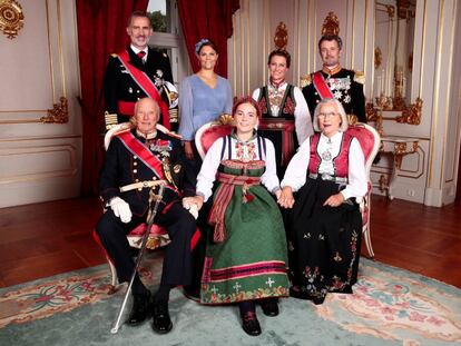 La princesa Ingrid, en primer plano y en el centro, junto a sus cinco padrinos este sábado en Oslo.