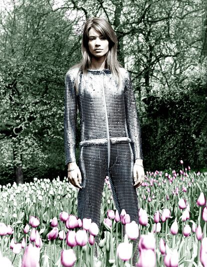 La cantante Francoise Hardy posa entre tulipanes con un traje de Paco Rabanne en 1968.
