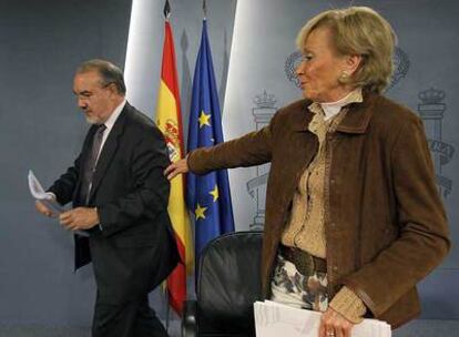 Pedro Solbes y María Teresa Fernández de la Vega, tras el Consejo de Ministros.