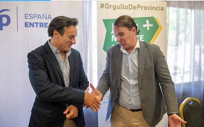 Jos Agustn Gonzlez (PP) y Manuel Carlos Vallejo (Jan Merece Ms) estrechan las manos tras el acuerdo que alcanzaron para gobernar el Ayuntamiento de Jan en junio de 2023. 