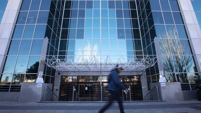 Un hombre pasa por delante de un edificio de oficinas, en Madrid.