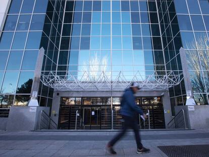 Un hombre pasa por delante de un edificio de oficinas, en Madrid.