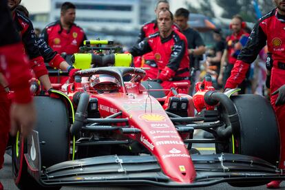 La Fórmula 1 prevé tener listo en 2025 el nuevo motor híbrido para sus monoplazas, neutro en emisiones de carbono y alimentado por combustible sostenible. En la imagen, Carlos Sainz, piloto de Ferrari.