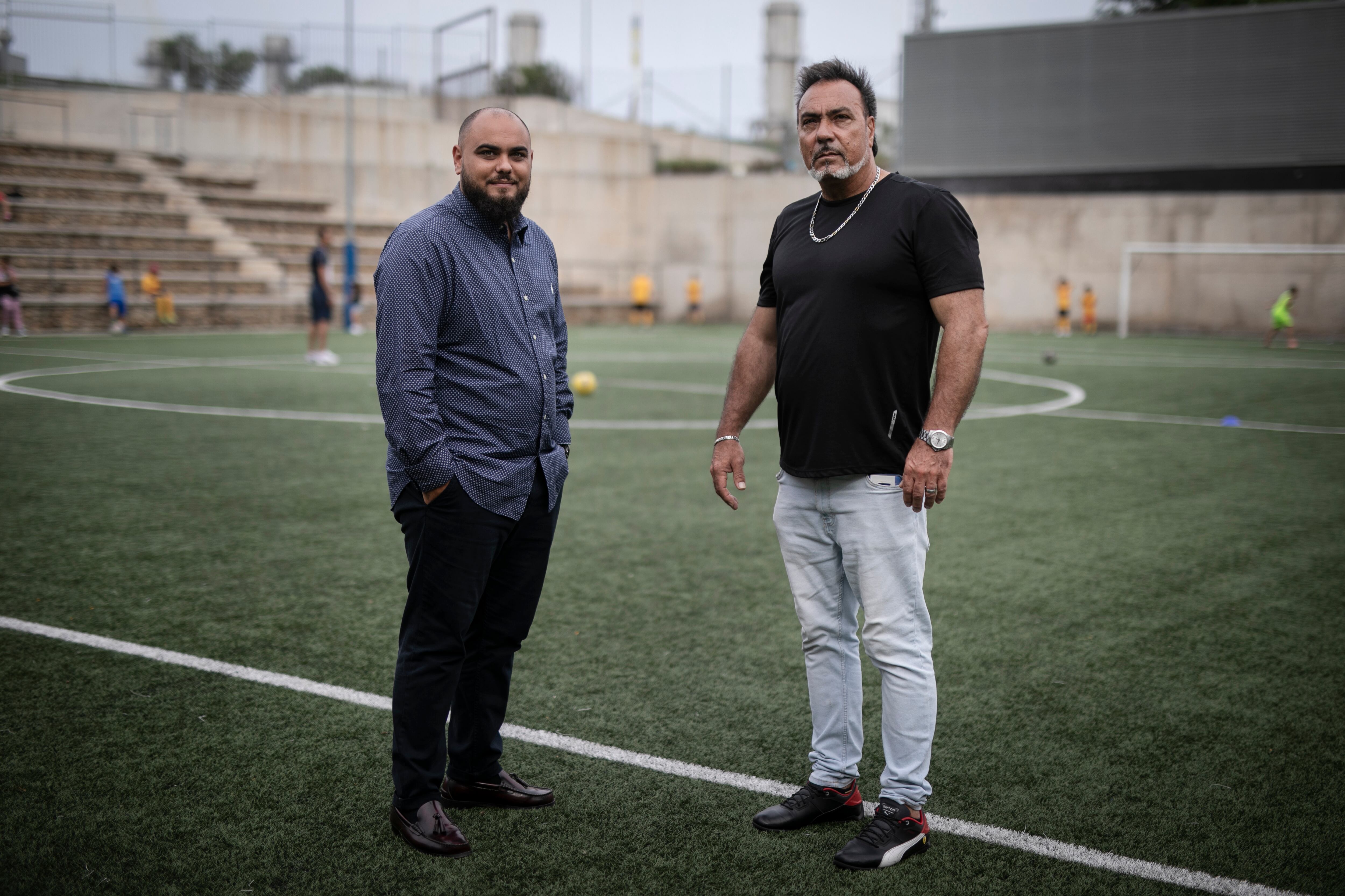 José (izq) y Toni Porto, presidente y fundador del CF Tramontana, en el  campo de futbol del Pabellón Olímpico Municipal La Mina durante el entrenamiento previo al torneo. 