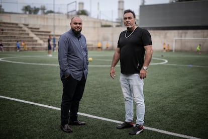 José y Toni Porto, presidente y fundador del CF Tramontana, en el campo de fútbol del Pabellón Olímpico Municipal La Mina. 