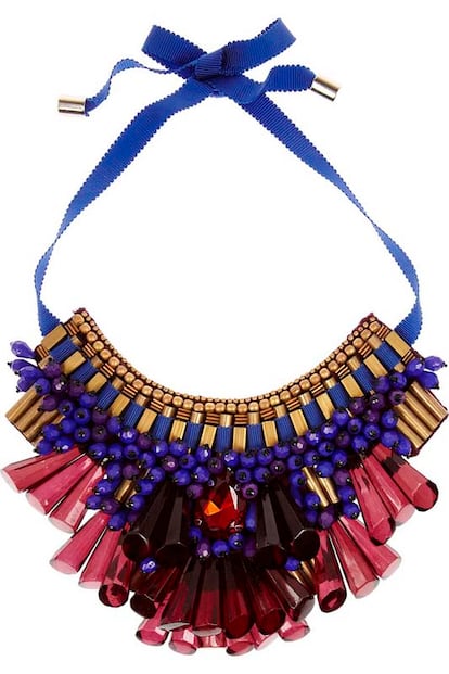 Collar de babero con pedrería, de Mathew Williamson (610 euros).