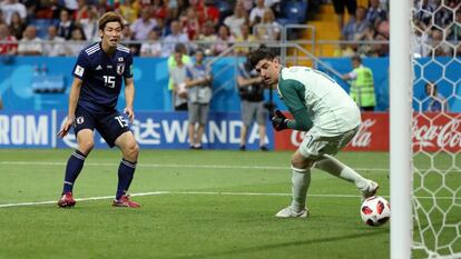 Courtois deixa bola escapar no jogo contra o Japão.