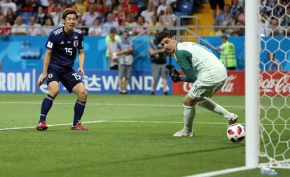 Courtois deixa bola escapar no jogo contra o Japão.