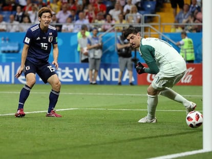 Courtois deixa bola escapar no jogo contra o Japão.