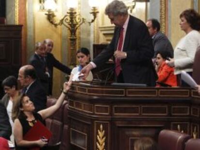 La vicepresidenta Soraya Sáenz de Santamaría entrega su voto en un pleno de 2012.