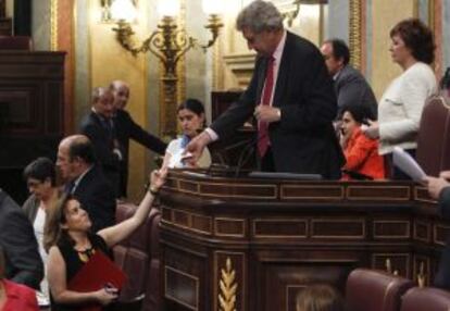 La vicepresidenta Soraya Sáenz de Santamaría entrega su voto en un pleno de 2012.