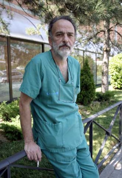 Luis Montes, el miércoles ante el hospital de Leganés.